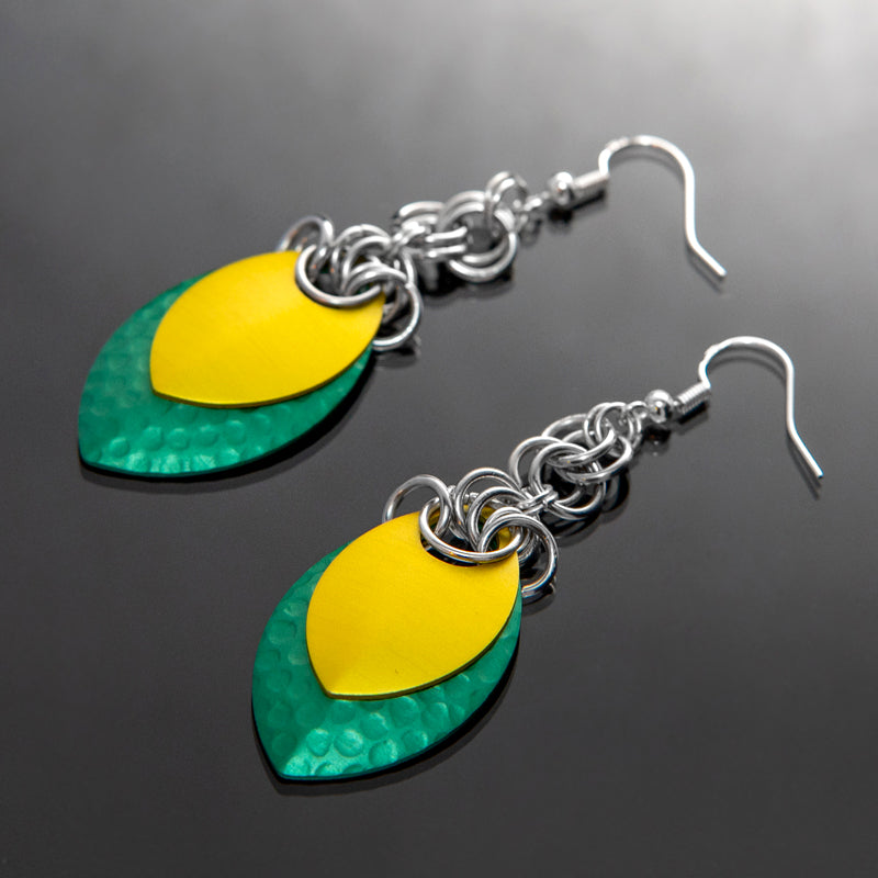Ohrringe aus Metall in Grün und Gelb, moderner Stil, lebendig und frisch