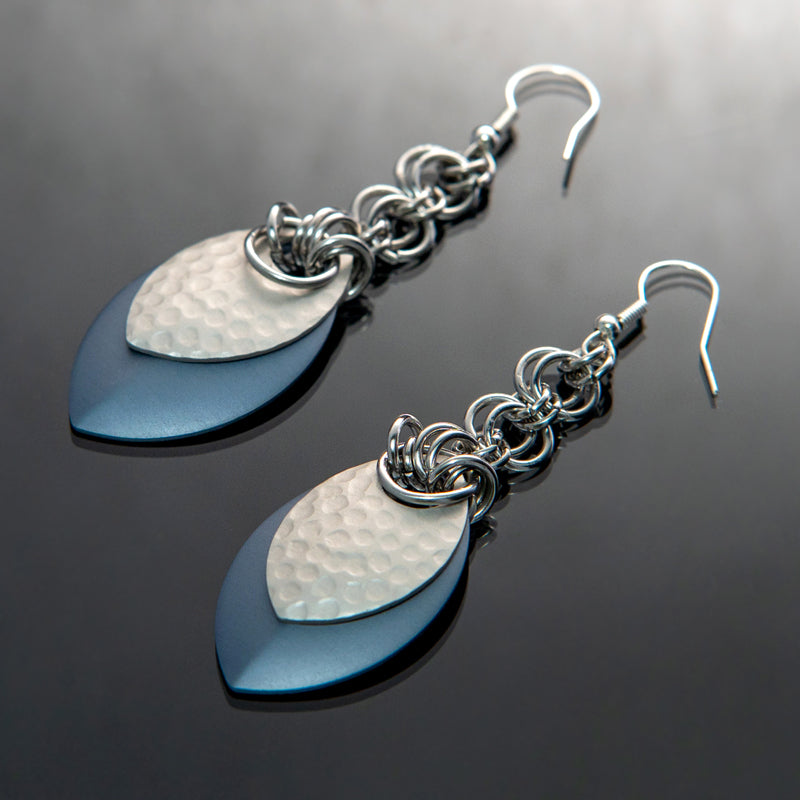 Silberblaue Ohrringe mit gehämmerten und matten Elementen, moderner Stil, elegant und kraftvoll