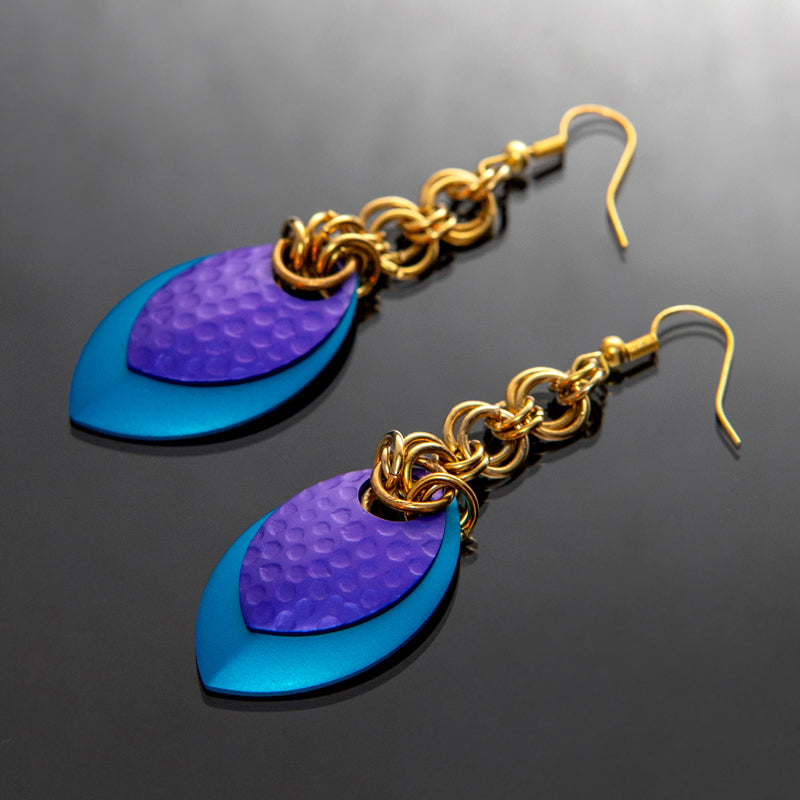 Lisa Majun Ohrringe blau-lila, goldene Kettenglieder, modern, elegant und lebendig