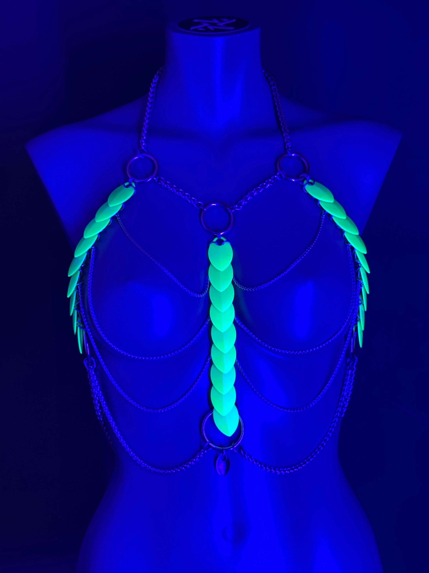 Glow-in-the-dark silbernes Körperschmuck mit grünen Akzenten, futuristisch und mystisch