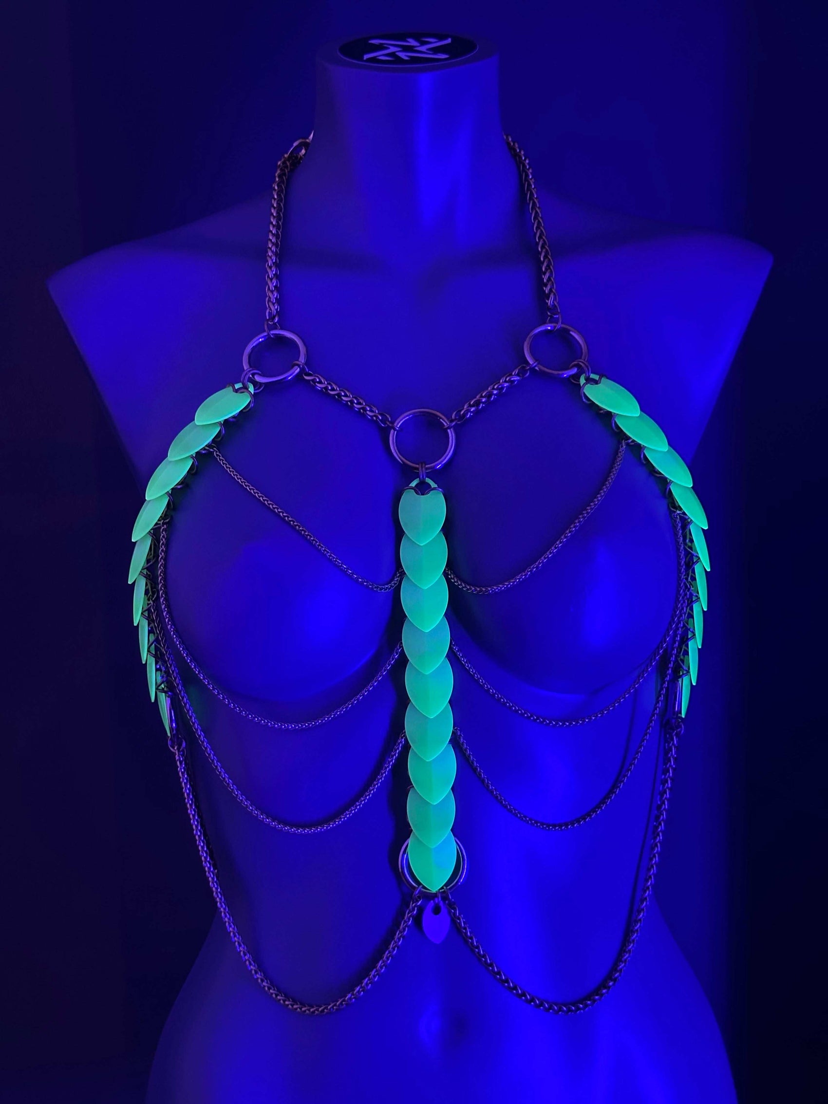 Glow-in-the-dark Ketten-Oberteil in Gold mit grünen leuchtenden Akzenten, futuristisch und aufregend