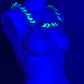 Glow-in-the-dark Harness in Blau mit Ketten, leuchtend grün, futuristisch und aufregend
