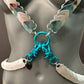 Hera Harness silber-blau mit Gliedern und Karabinern, kühles Design, modisch und stark