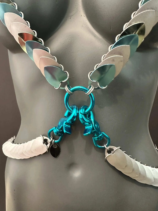 Hera Harness silber-blau mit Gliedern und Karabinern, kühles Design, modisch und stark