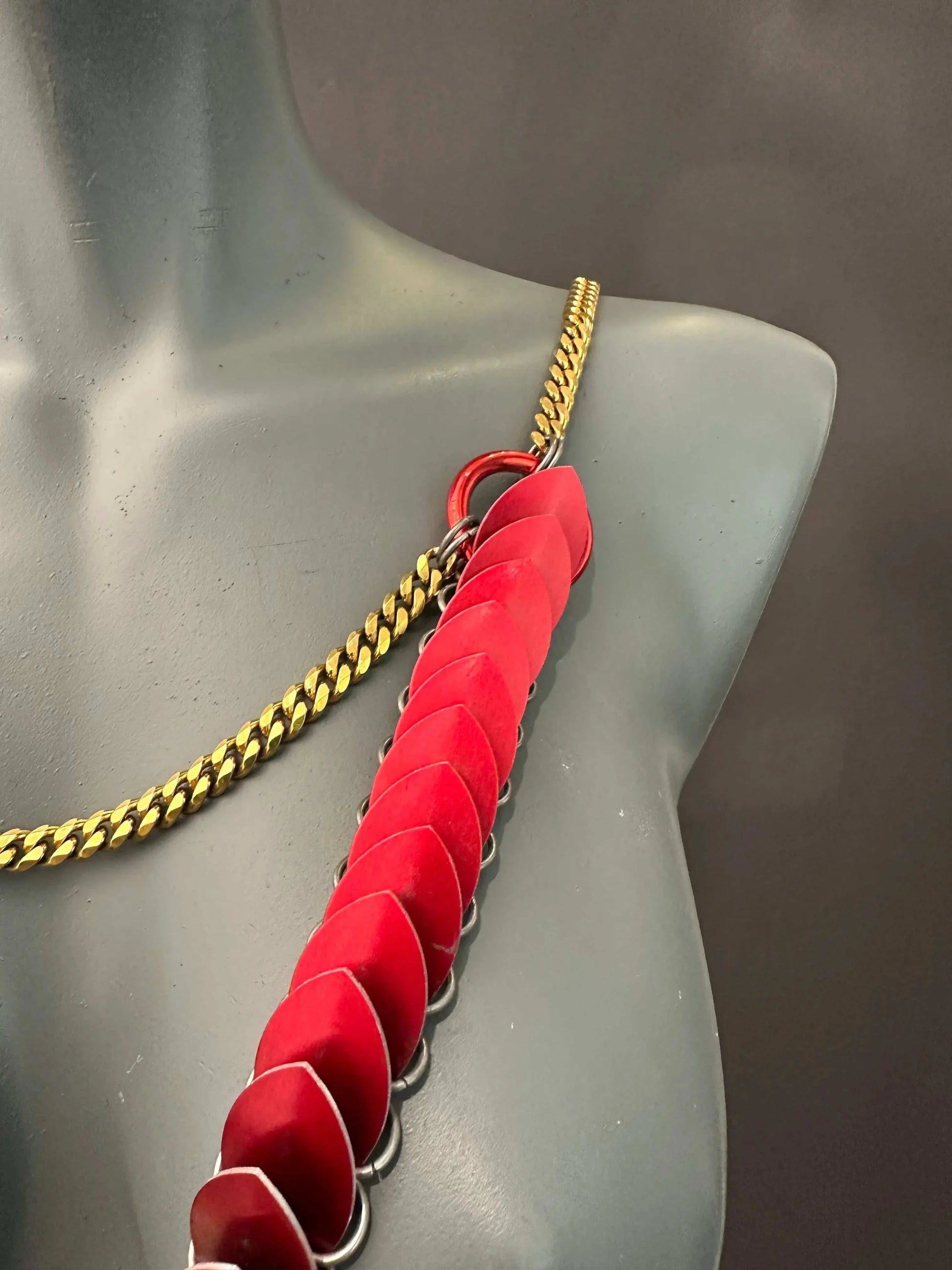 Geschmiedete Halskette aus Gold und rotem Leder, modern und elegant, ausdrucksstark