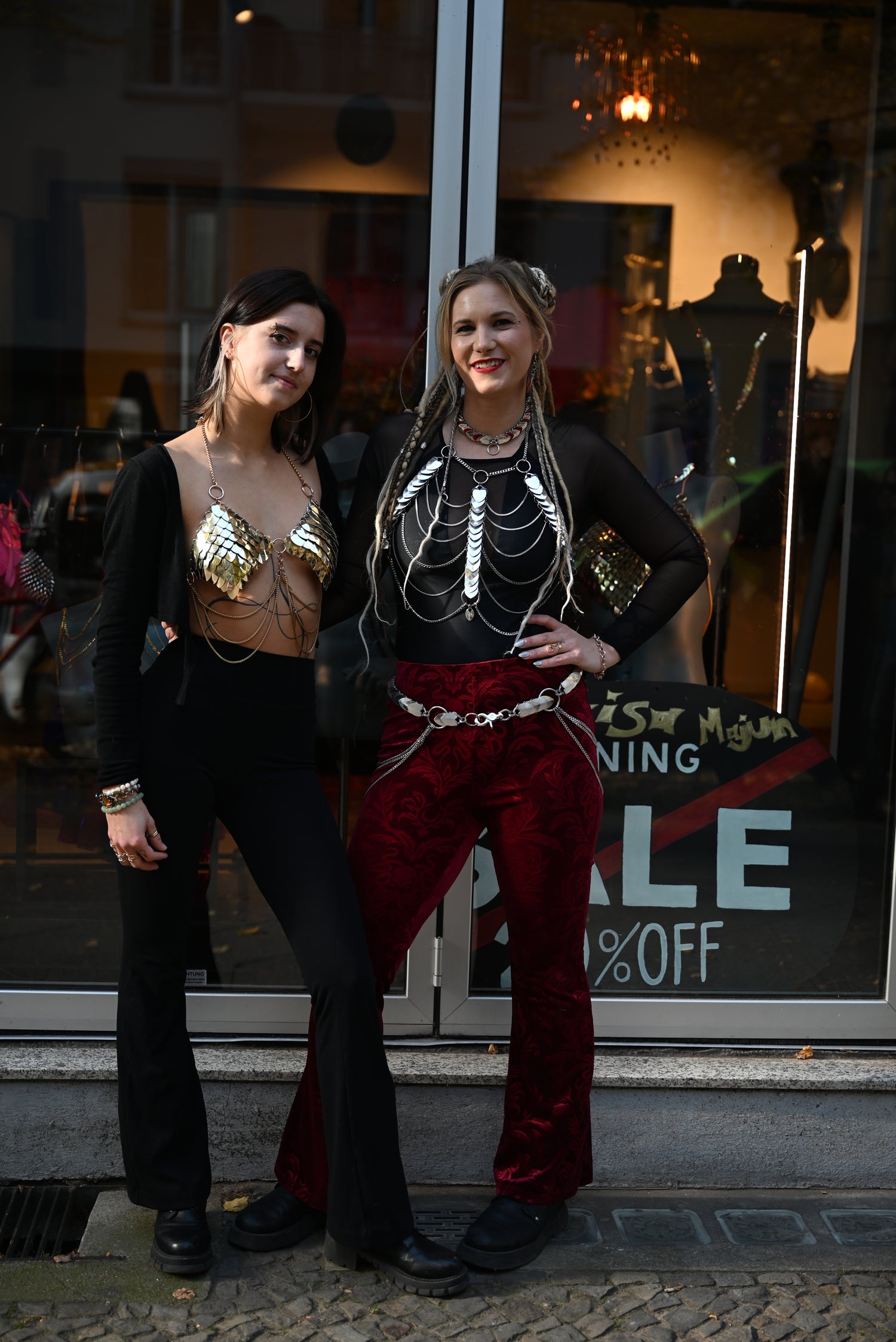 Maike und Lisa Hand in Hand 