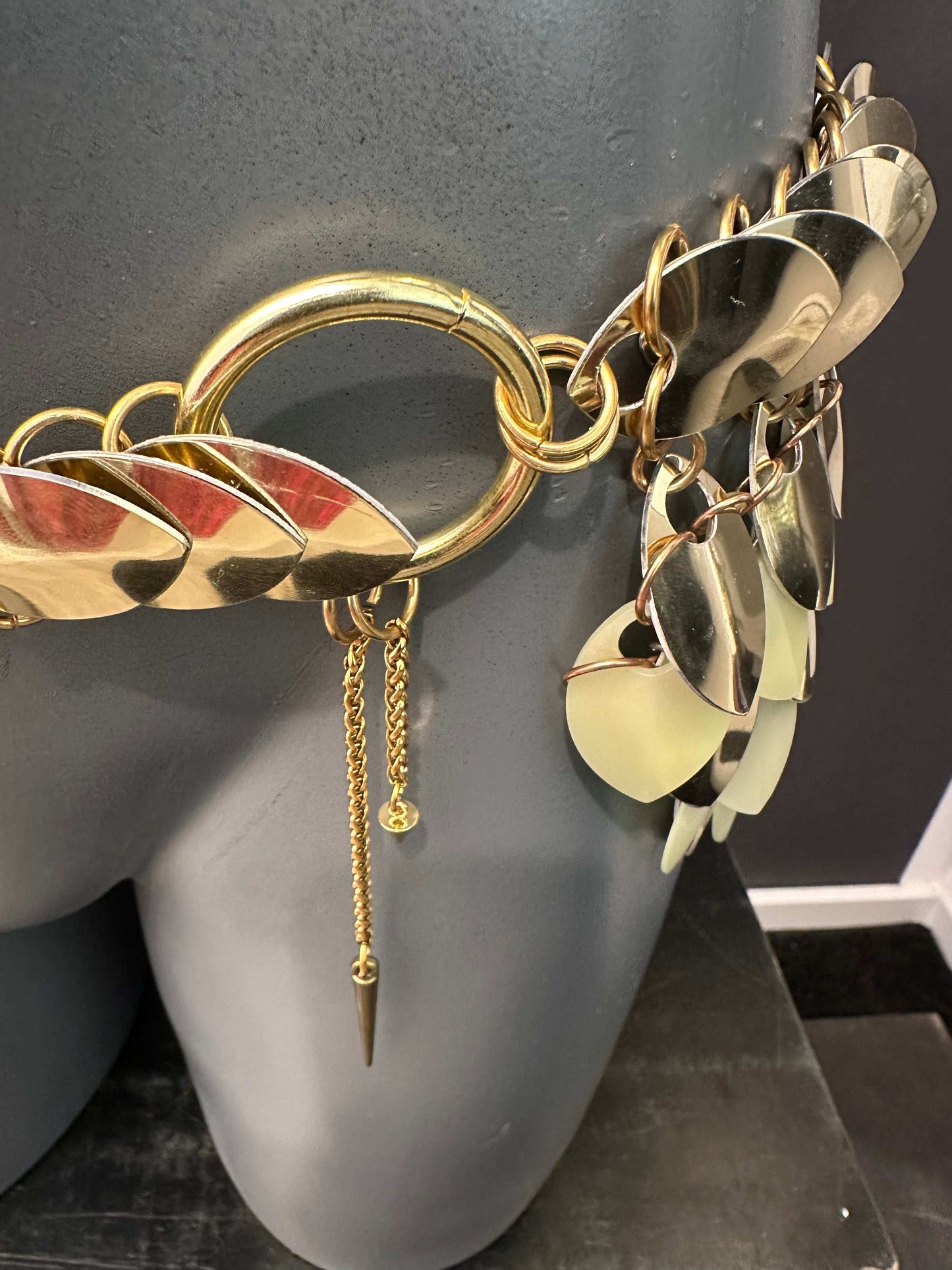 Goldfarbener Statement-Gürtel mit glänzenden Plättchen, stilvoll und auffallend elegant