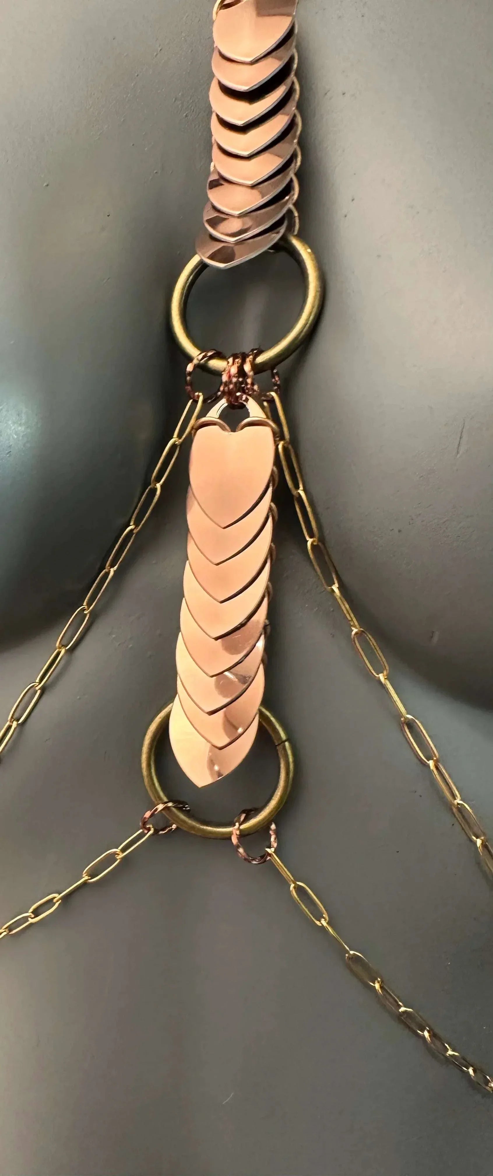 Venus Bodychain in Gold und Bronze mit herzförmigen Plättchen und filigranen Kettengliedern, elegant und sinnlich