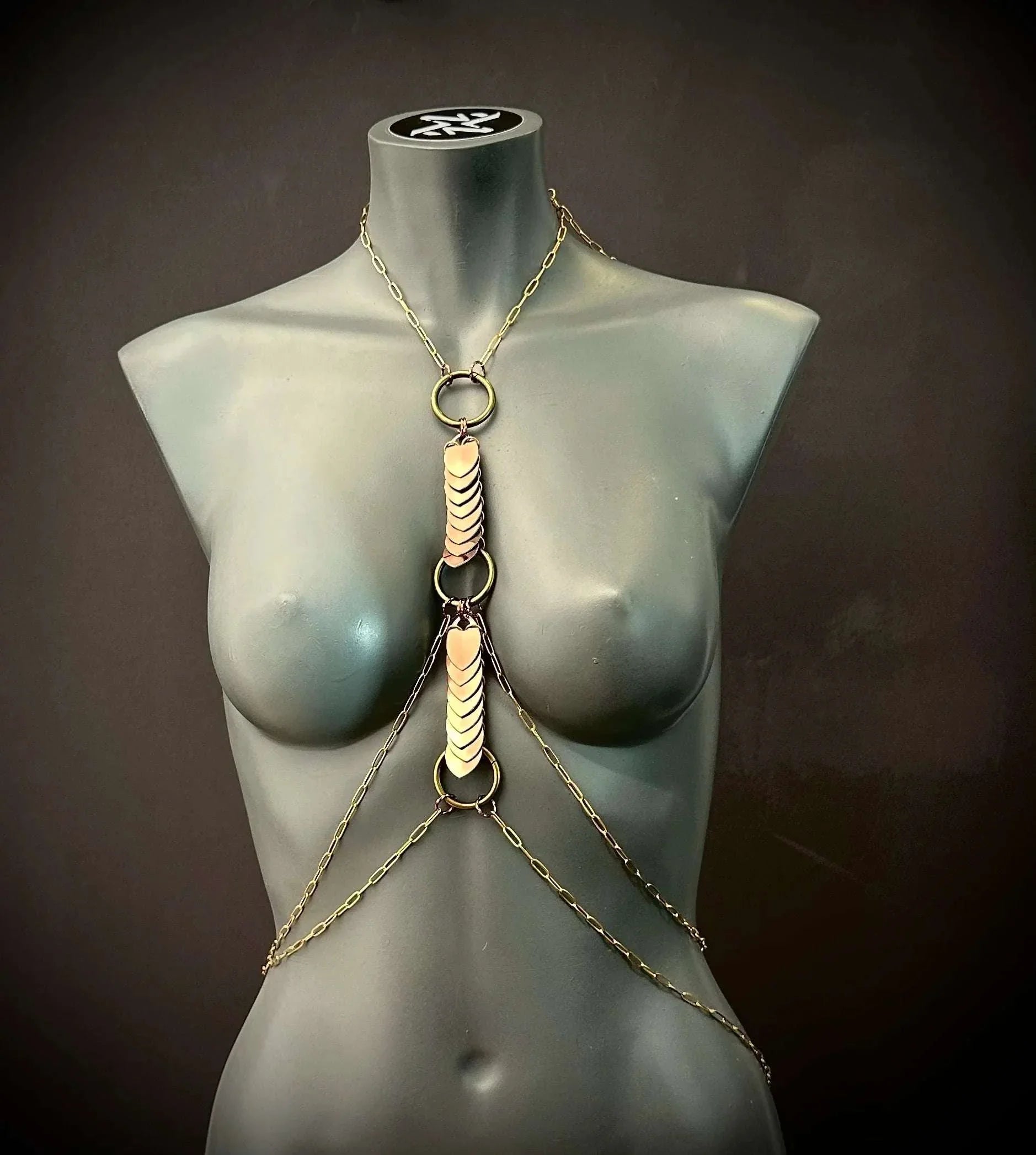 Venus Bodychain aus Gold und Bronze, filigrane Kettenglieder und Herzanhänger, eleganter Stil, sinnliche Ausstrahlung