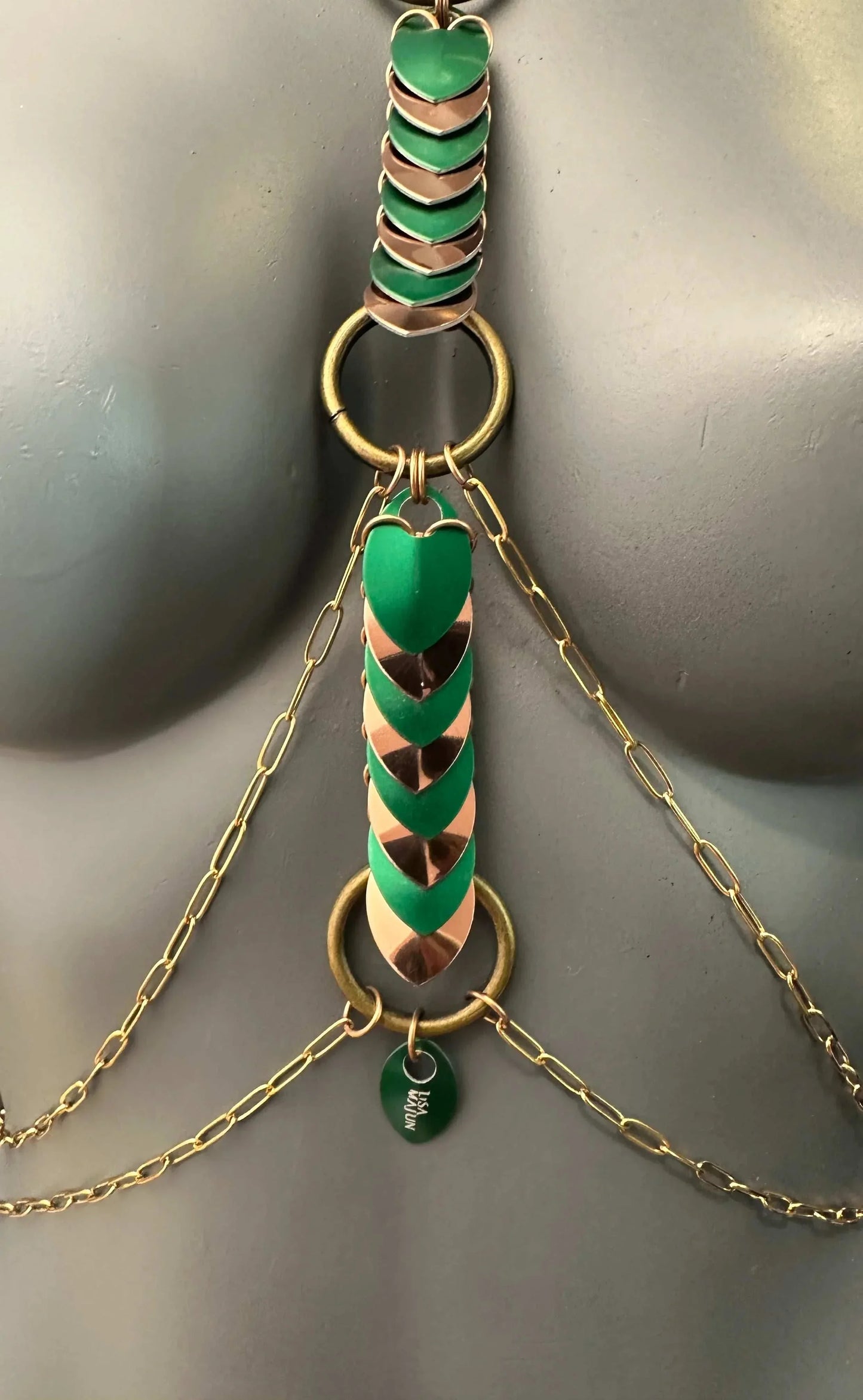 Venus Bodychain in Gold mit grünen und bronzefarbenen Herz-Elementen, modern und elegant