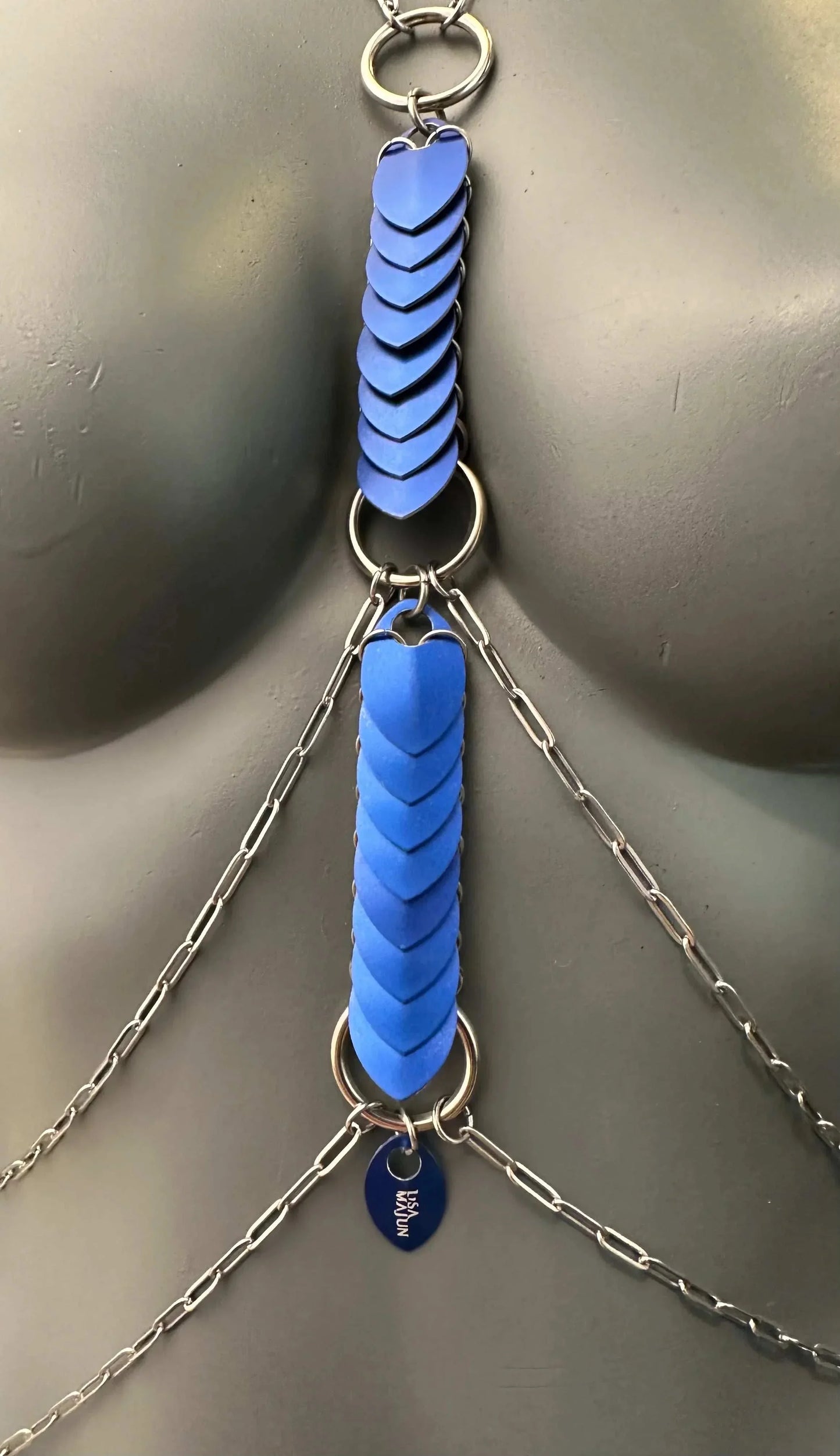 Venus Bodychain Silber mit blauen Herzen in modernem Stil, elegant und ausdrucksstark