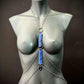 Venus Bodychain aus silberner Kette mit blauen Akzenten, körperbetont und elegant