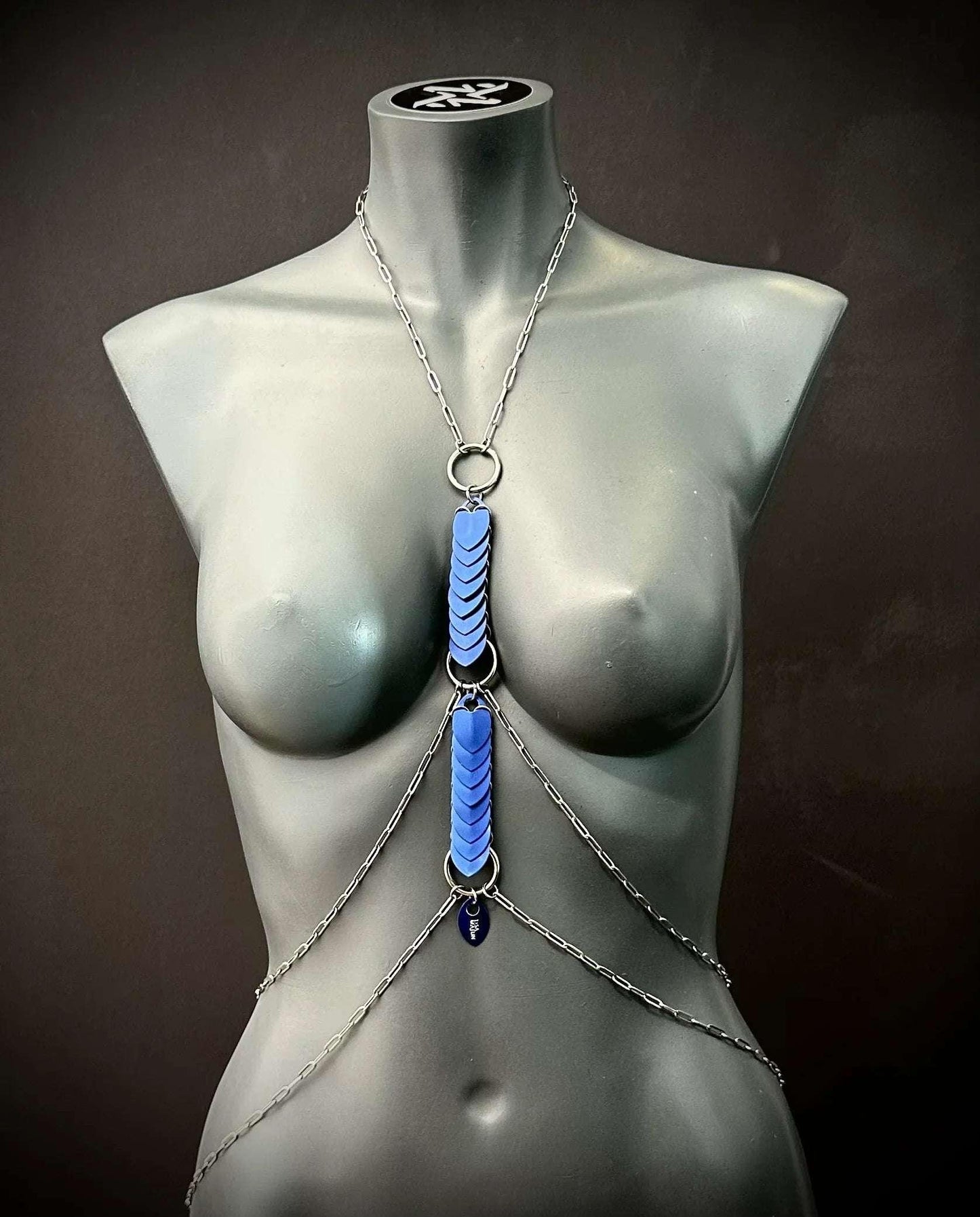 Venus Bodychain aus silberner Kette mit blauen Akzenten, körperbetont und elegant
