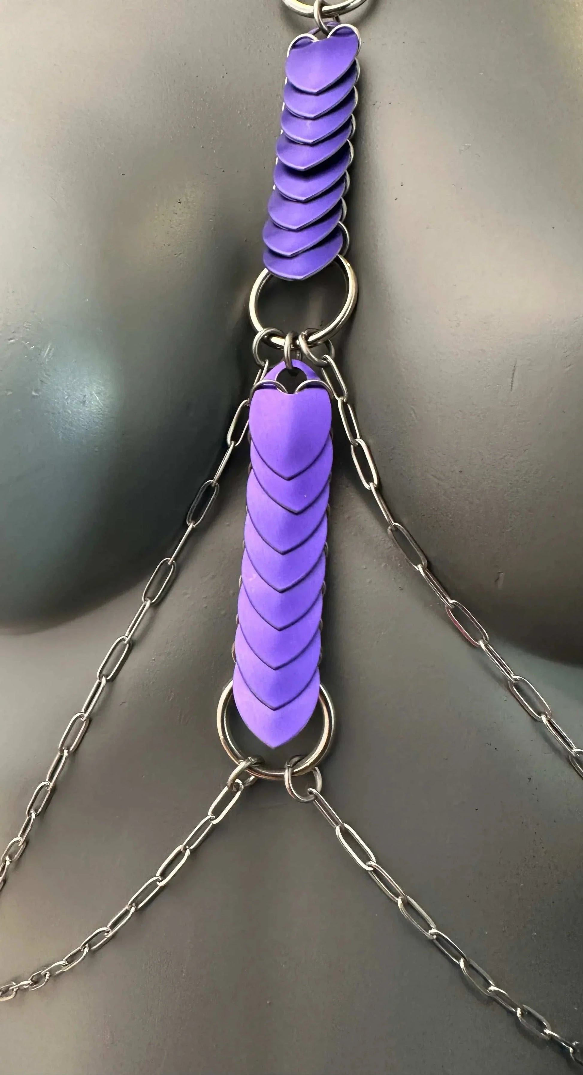 silberne Bodychain mit violetten Herzen aus Metall, stilvoll und elegant, sinnlich und selbstbewusst