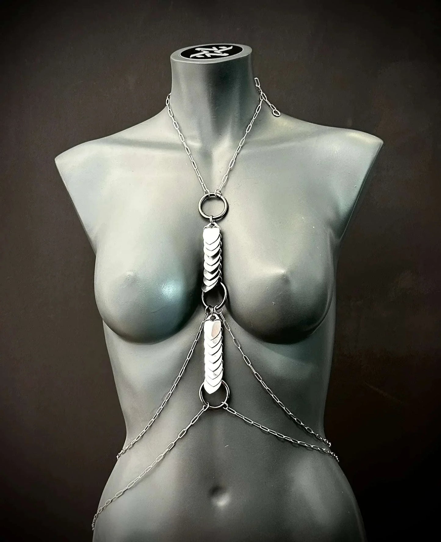 Venus Bodychain aus silberner Gliederkette und metallischen Plättchen, eleganter und moderner Schmuck