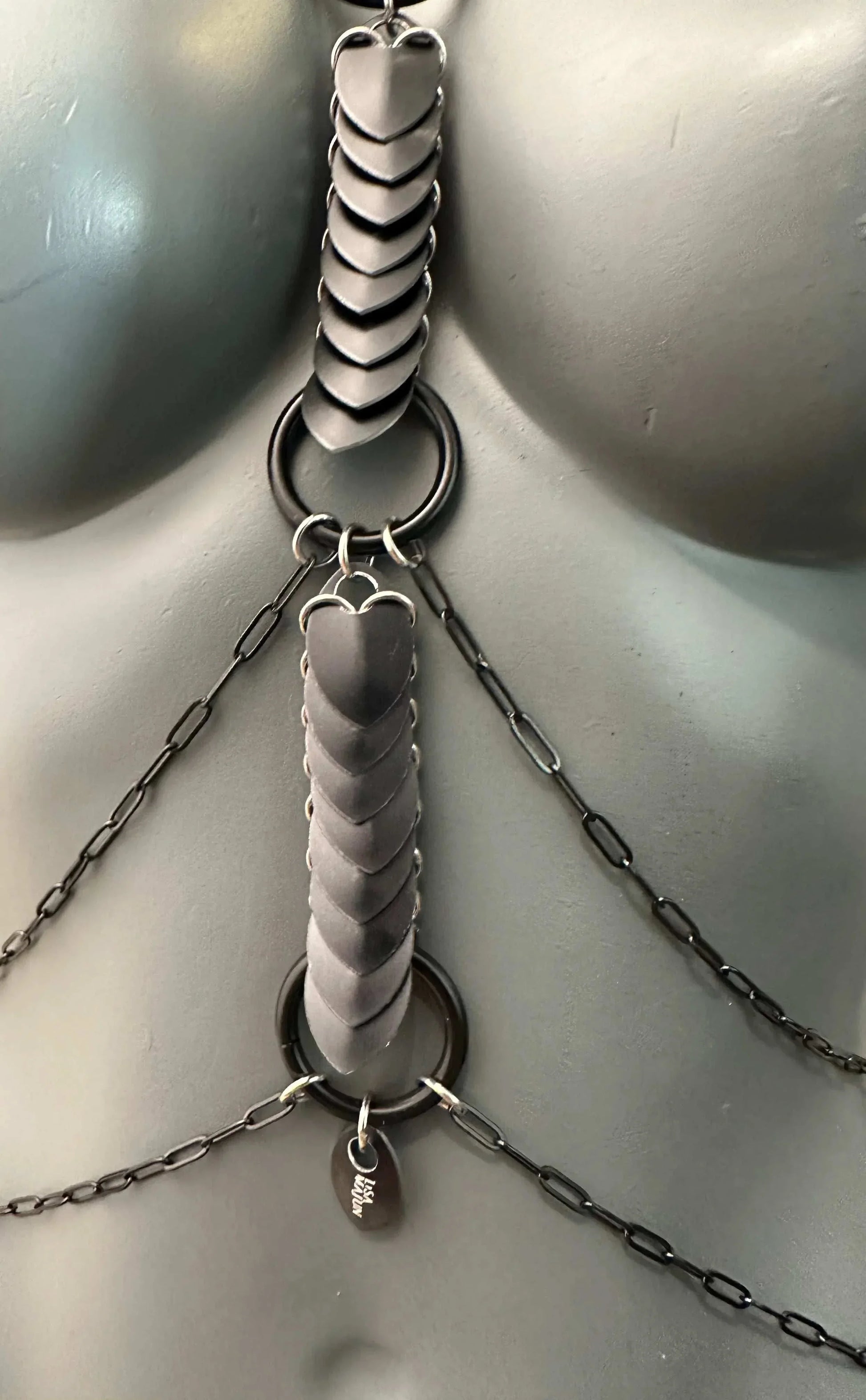 Venus Bodychain aus schwarzem Metall mit herzförmigen Elementen und filigranen Ketten, elegant und sinnlich