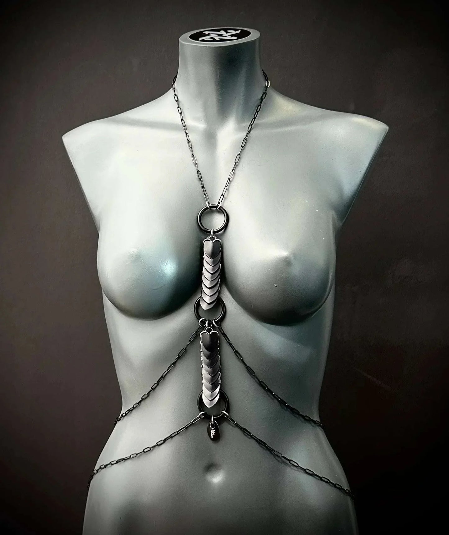 Venus Bodychain schwarz matt, filigrane Gliederkette mit Herzanhängern, eleganter und sinnlicher Körperschmuck