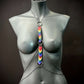 Venus Bodychain mit Regenbogen-Herzanhängern, silberne Ketten, moderner und lebendiger Stil, ausdrucksstark