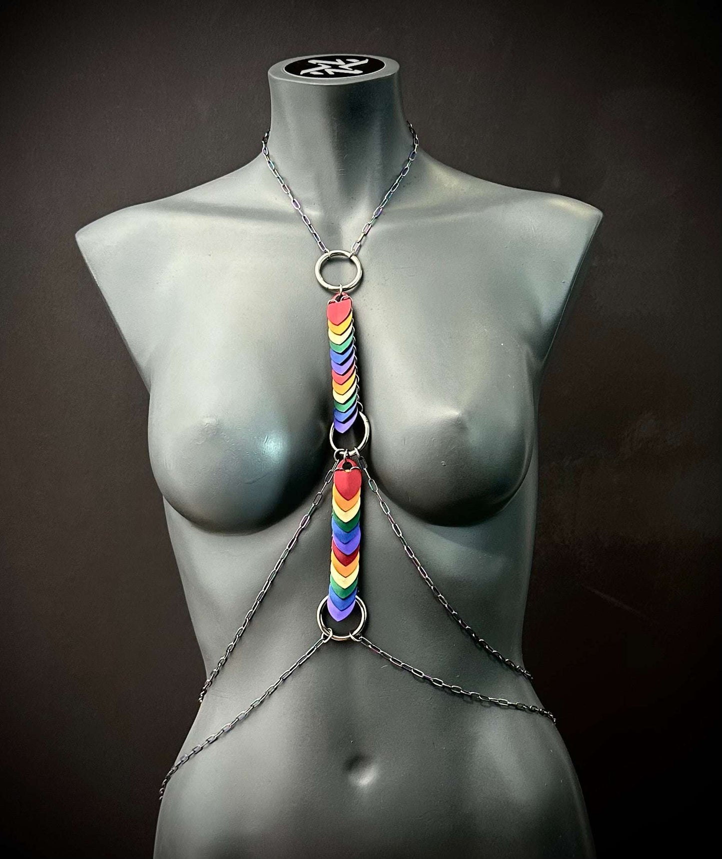 Venus Bodychain mit Regenbogen-Herzanhängern, silberne Ketten, moderner und lebendiger Stil, ausdrucksstark