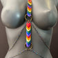 Venus Bodychain mit Regenbogen-Herzanhängern und bunter Kette, modern und ausdrucksstark