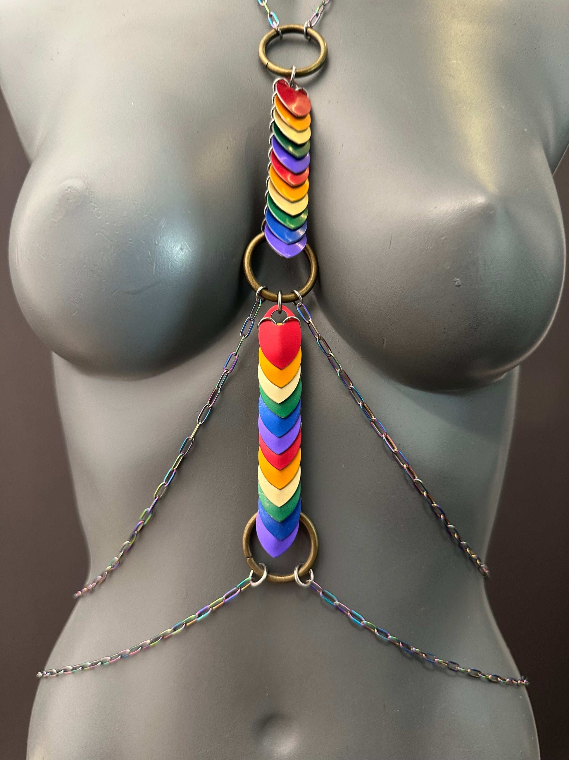 Venus Bodychain mit Regenbogen-Herzanhängern und bunter Kette, modern und ausdrucksstark