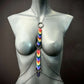 Venus Bodychain mit bunten Herzen in Regenbogenfarben, silberne Ketten, moderner Stil, kraftvolle Ausstrahlung
