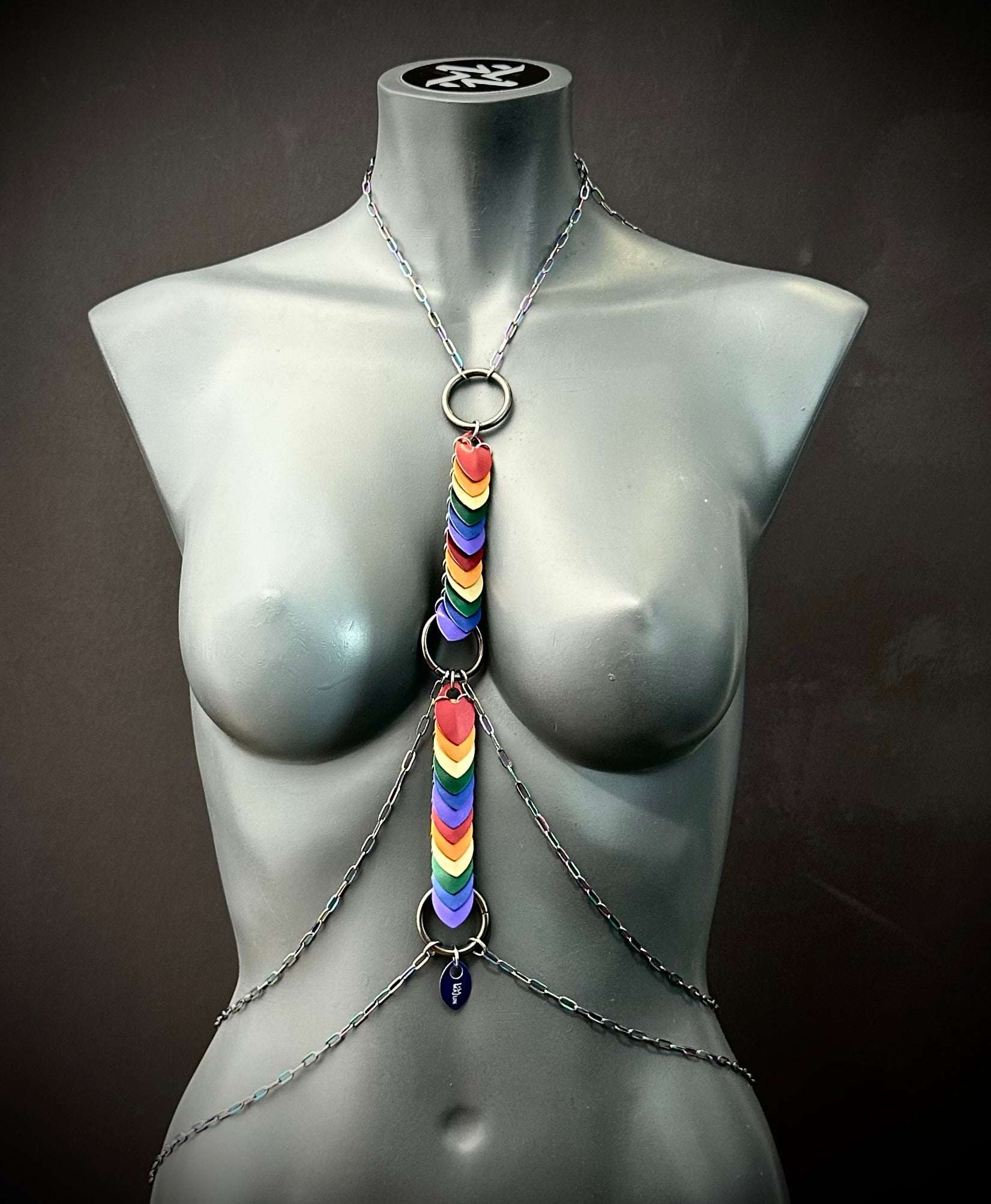 Venus Bodychain mit bunten Herzen in Regenbogenfarben, silberne Ketten, moderner Stil, kraftvolle Ausstrahlung