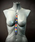 Venus Bodychain mit bunten Herzen in Regenbogenfarben, silberne Ketten, moderner Stil, kraftvolle Ausstrahlung