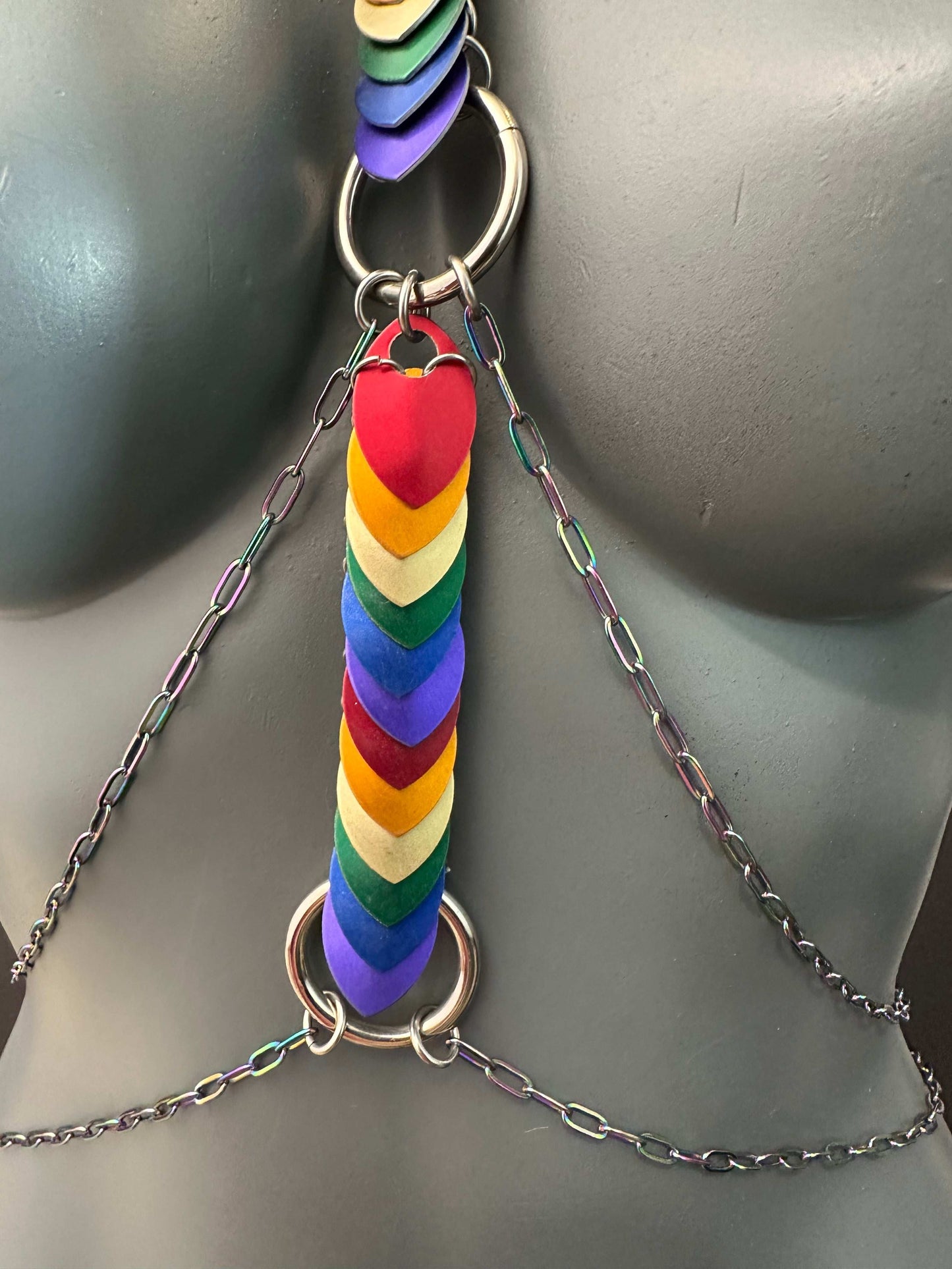 Venus Bodychain aus Regenbogen-Kunstleder mit herzförmigem Anhänger, bunte Metallkette, kraftvoll und bunt