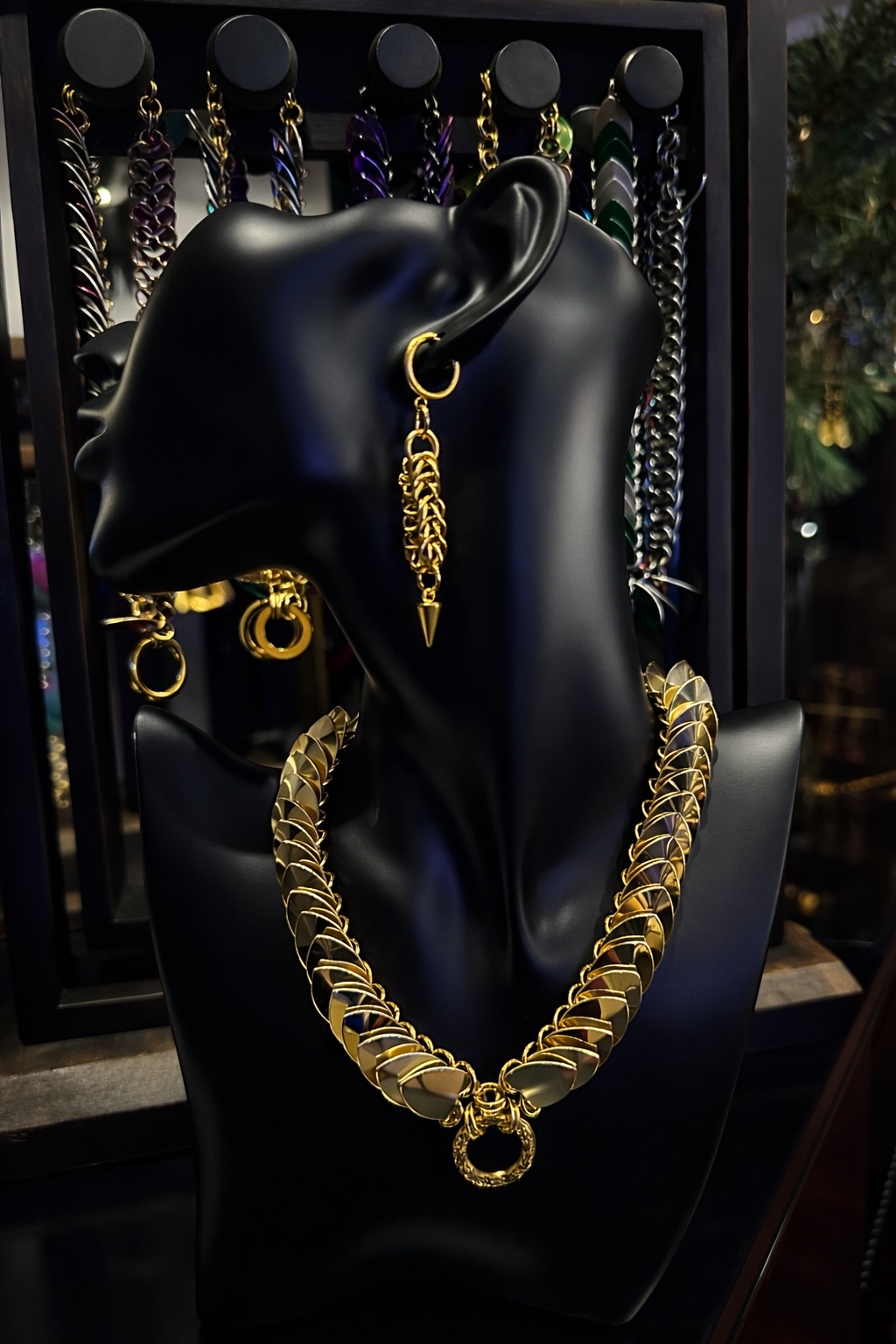 Displakopf wo goldene chainmail Ohringe zu sehen sind.