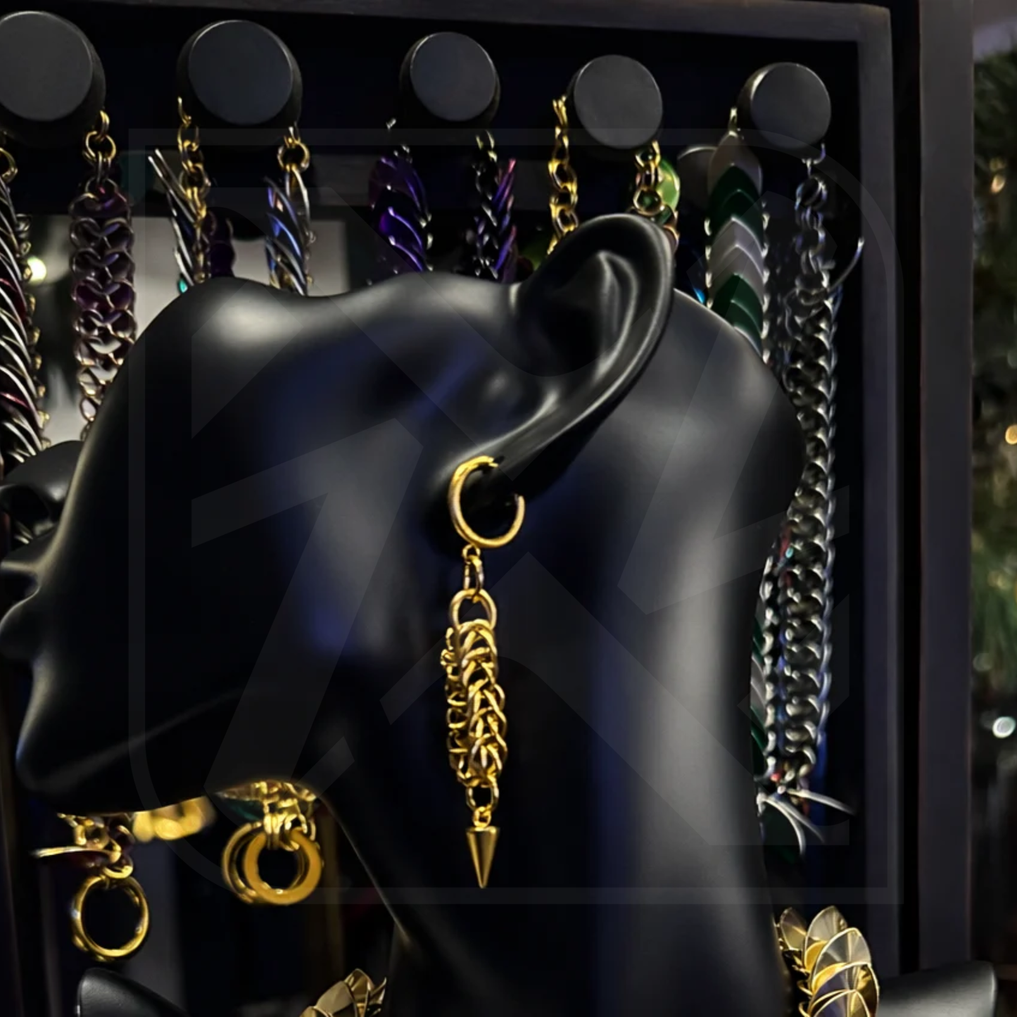 Goldene chainmail Ohringe auf Puppe