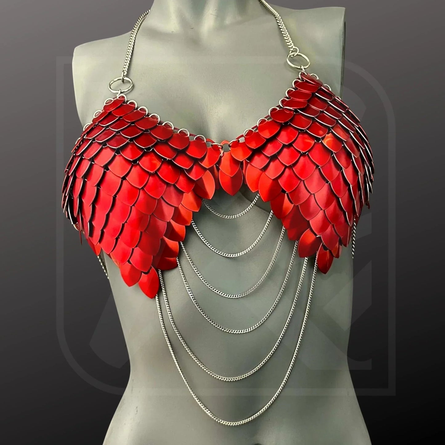 Scalemail Top in Rot mit silbernen Ketten, auffälliger Festival-Look, selbstbewusst