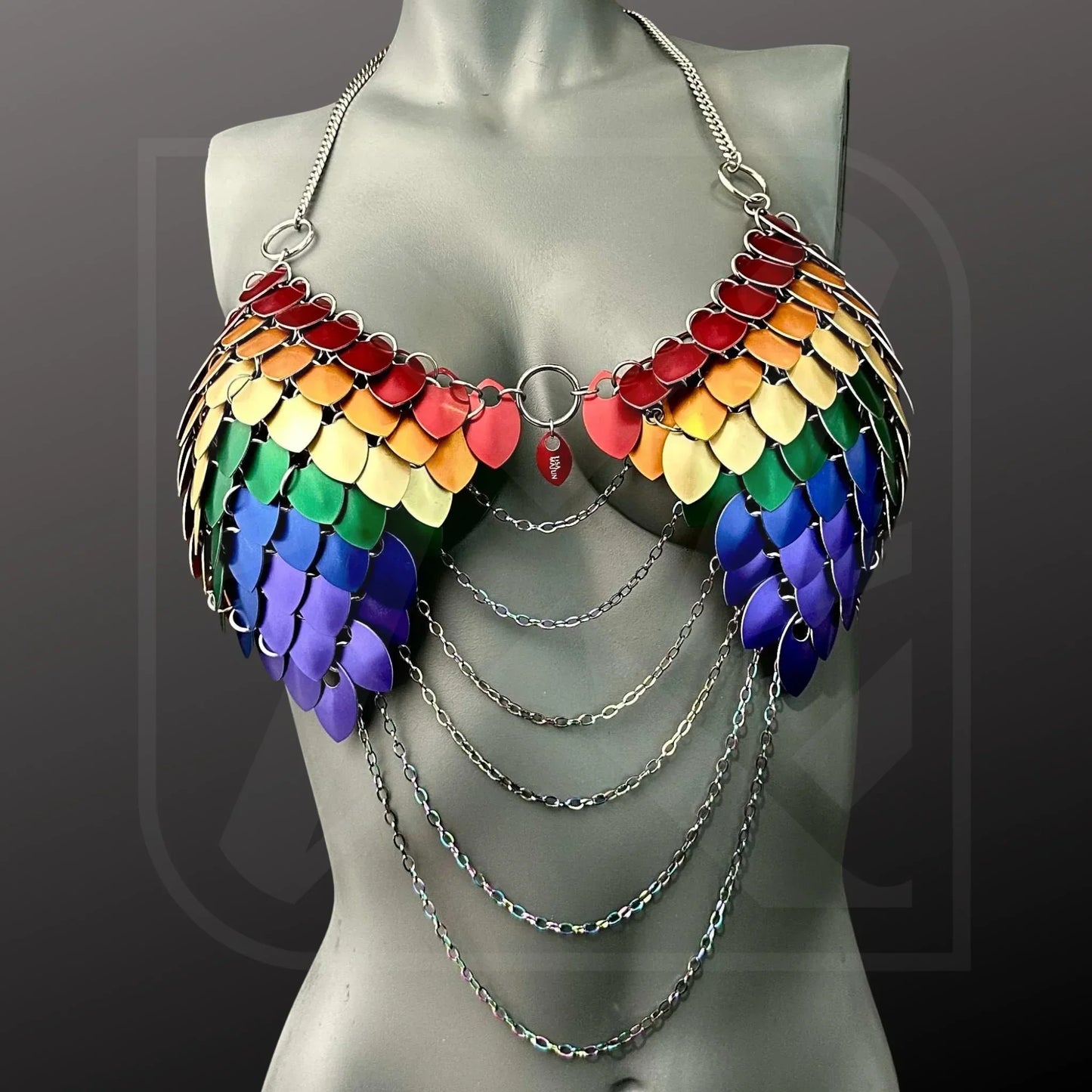 Scalemail-Top aus Kettengliedern in Regenbogenfarben, Pride-Style, festlich und stolz