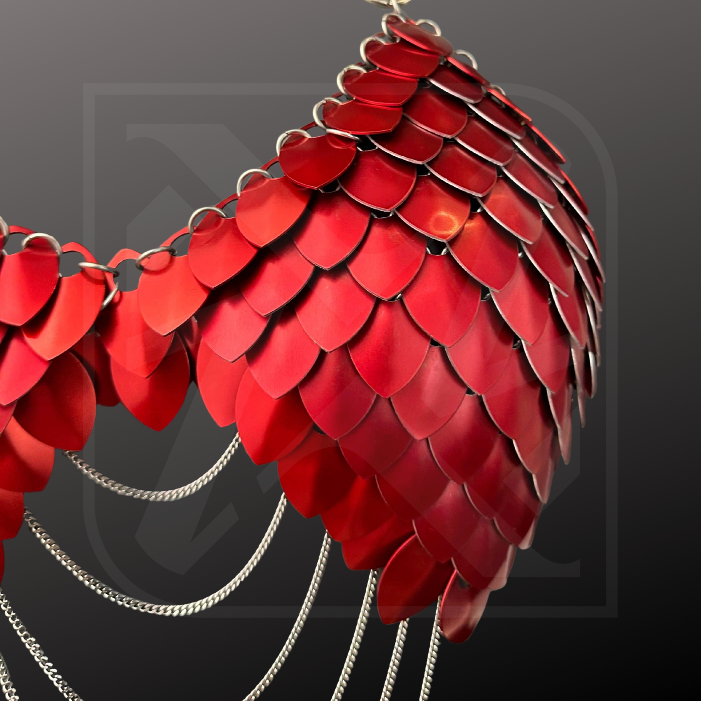 Roter Scale BH mit Ketten