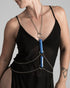 Venus Ketten-Body Harness mit blauen Lederdetails und silbernen Metallschmuckketten, elegant und selbstbewusst