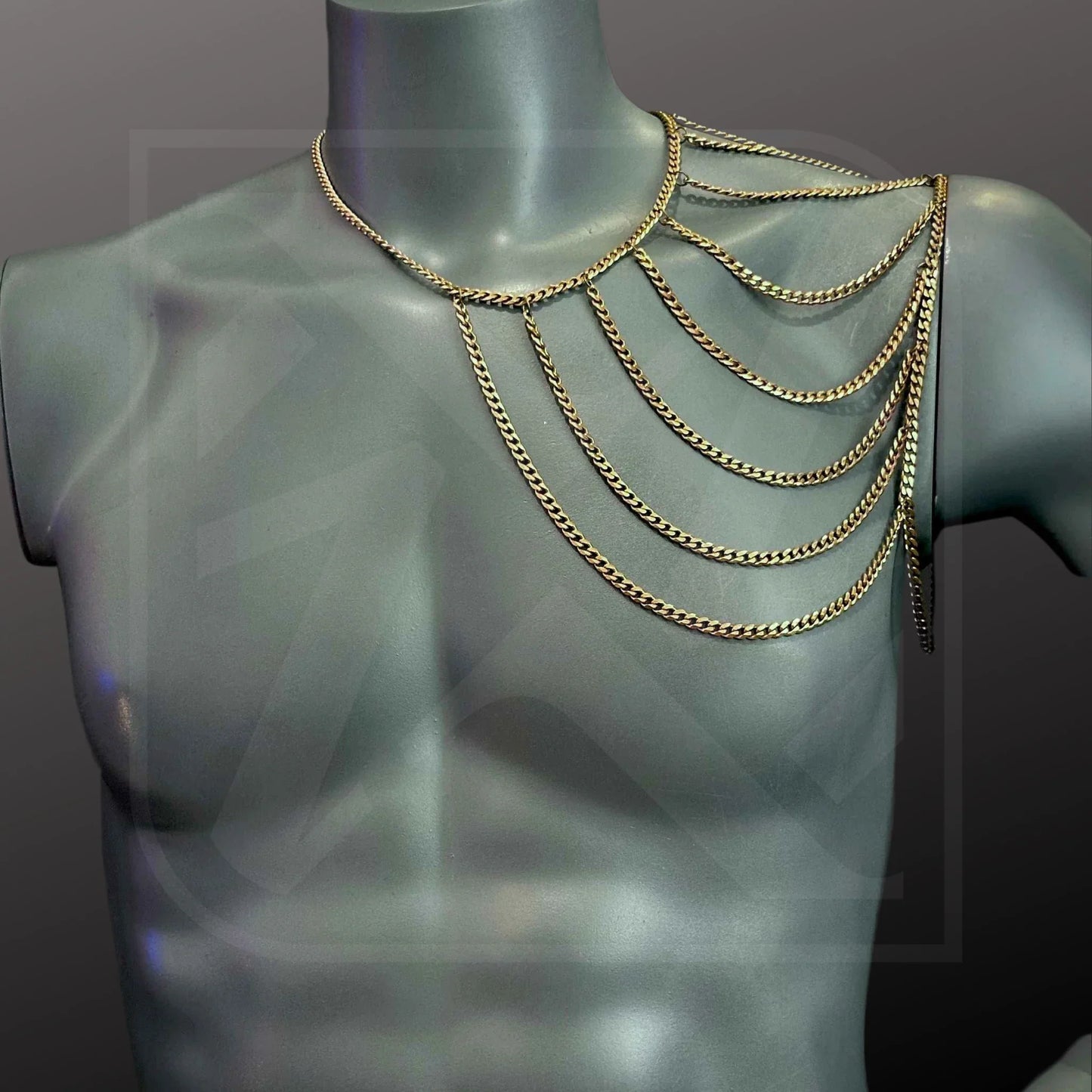 Asymmetrische Bodychain aus Edelstahl in Gold, modernes, elegantes Schmuckdesign für Selbstbewusstsein.
