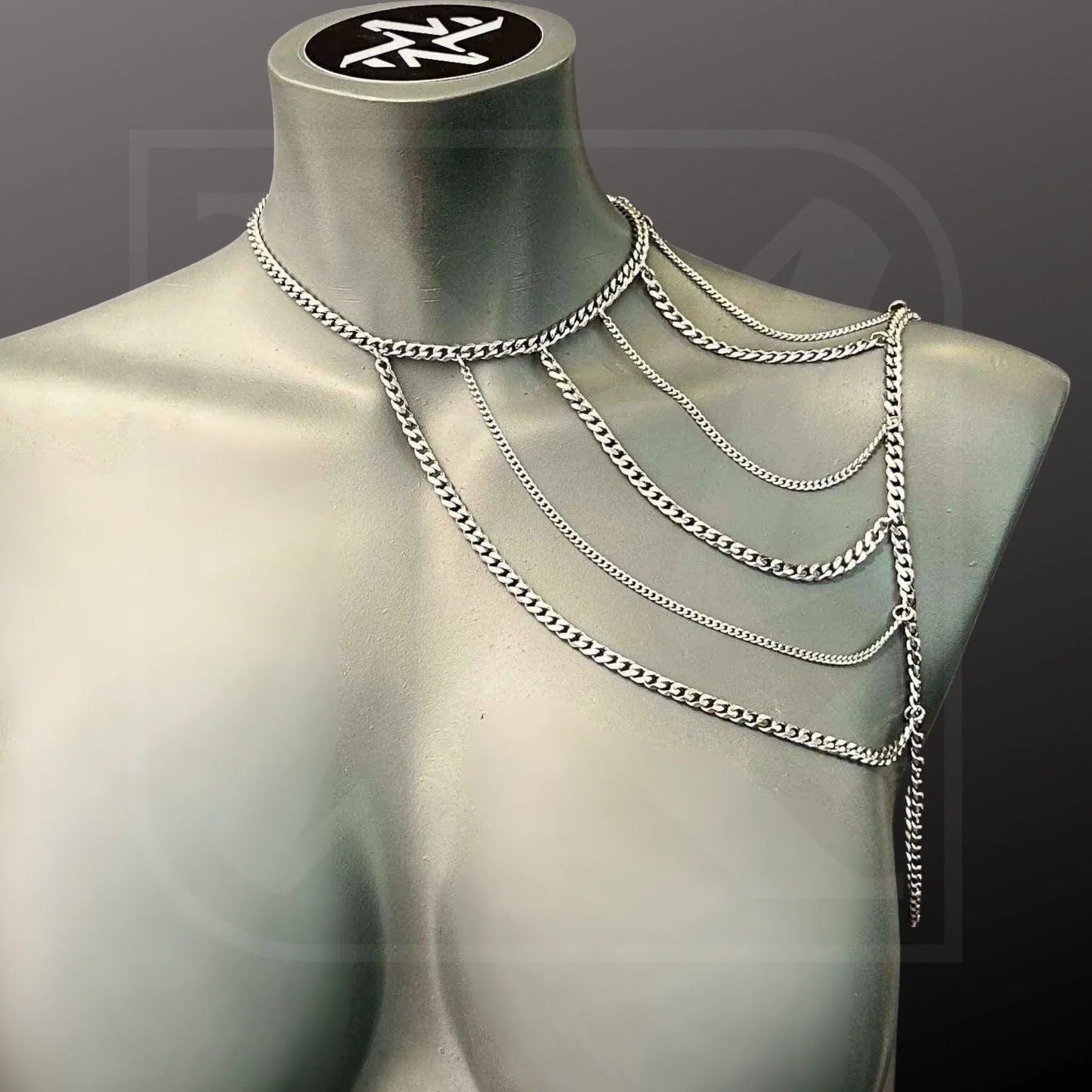 Asymmetrische Bodychain aus silbernem Edelstahl mit Kettenglied-Design, moderner Look