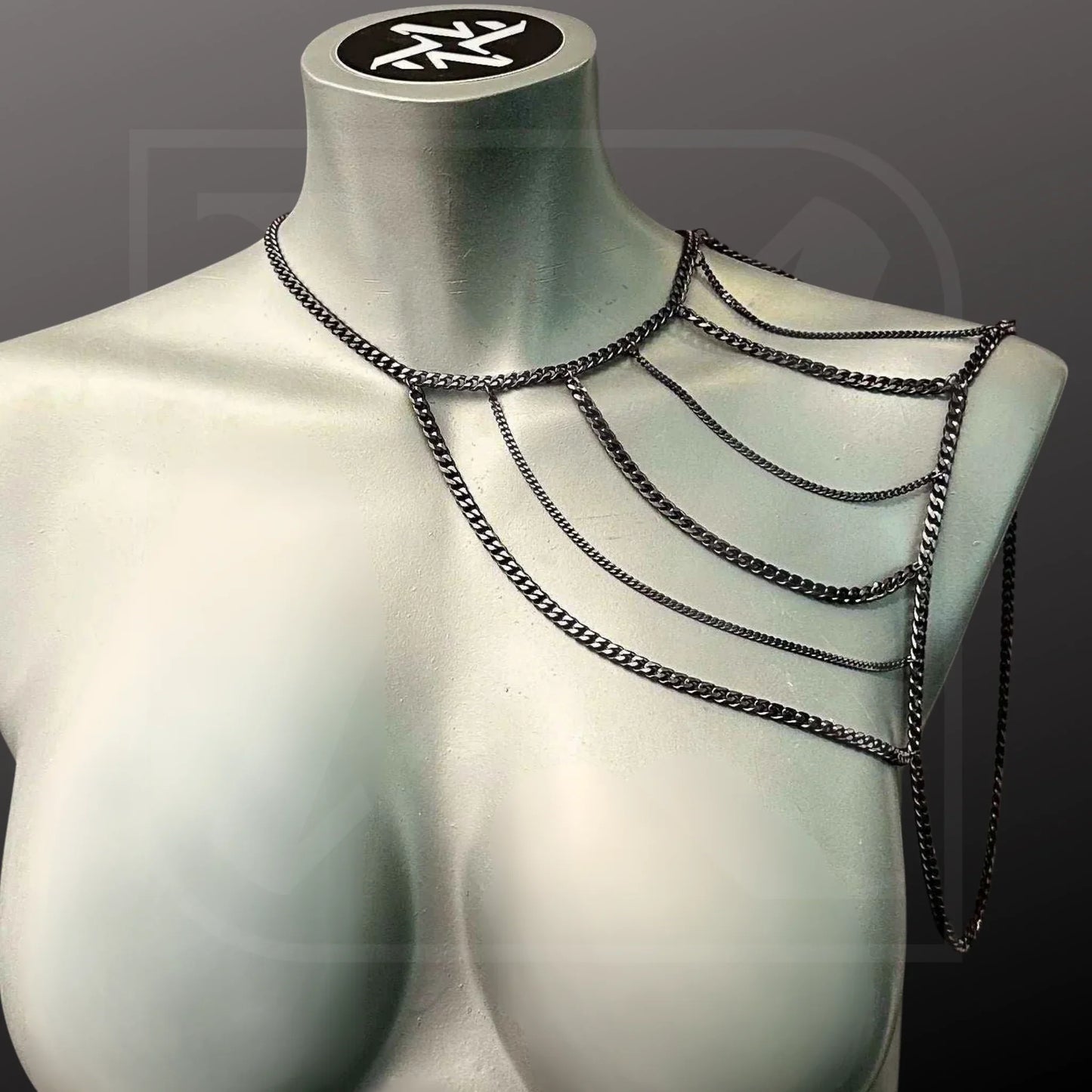 Asymmetrische Bodychain aus Edelstahl in dunklem Silber, geschwungene Ketten, modern und edgy