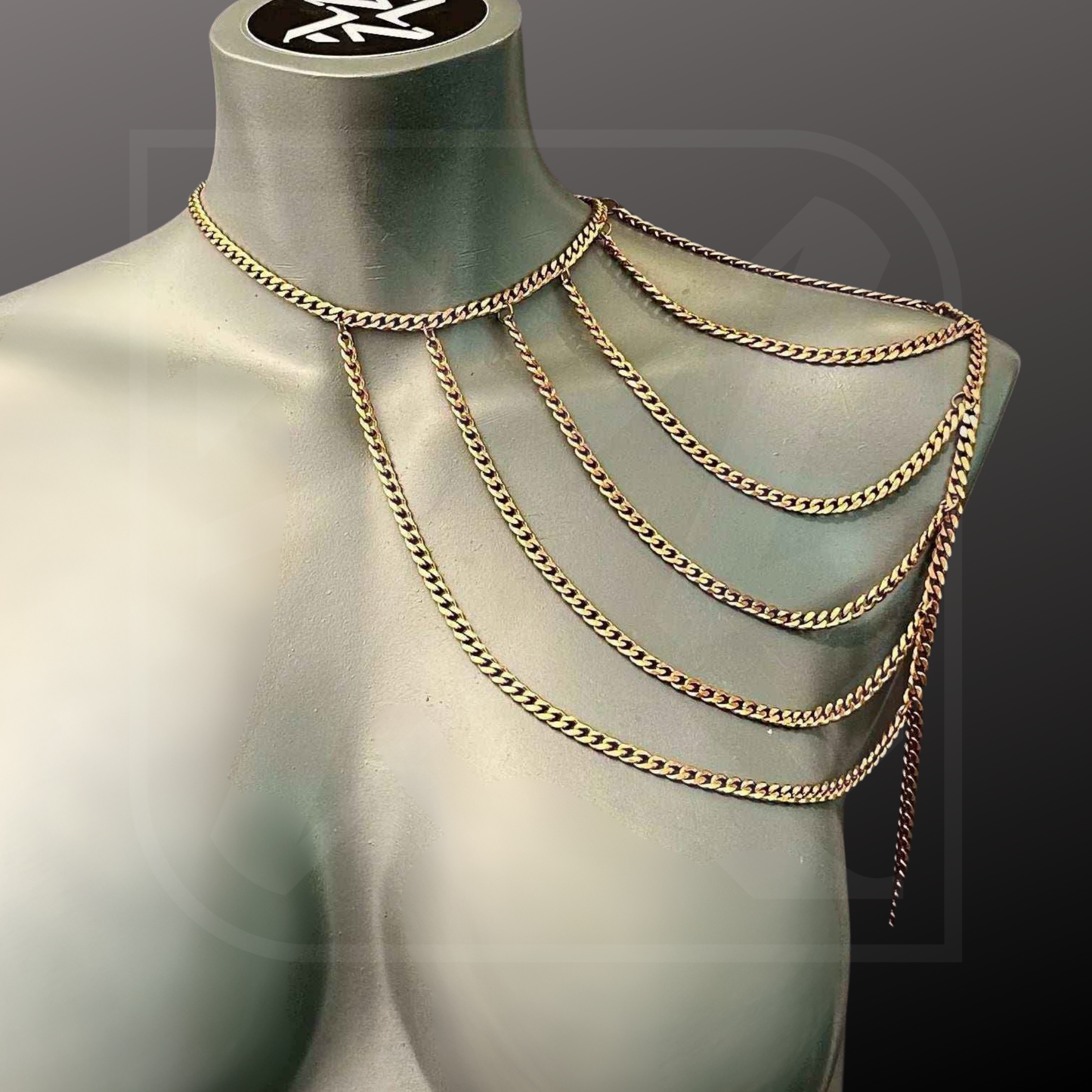 Bodykette auf einer schulter in Gold