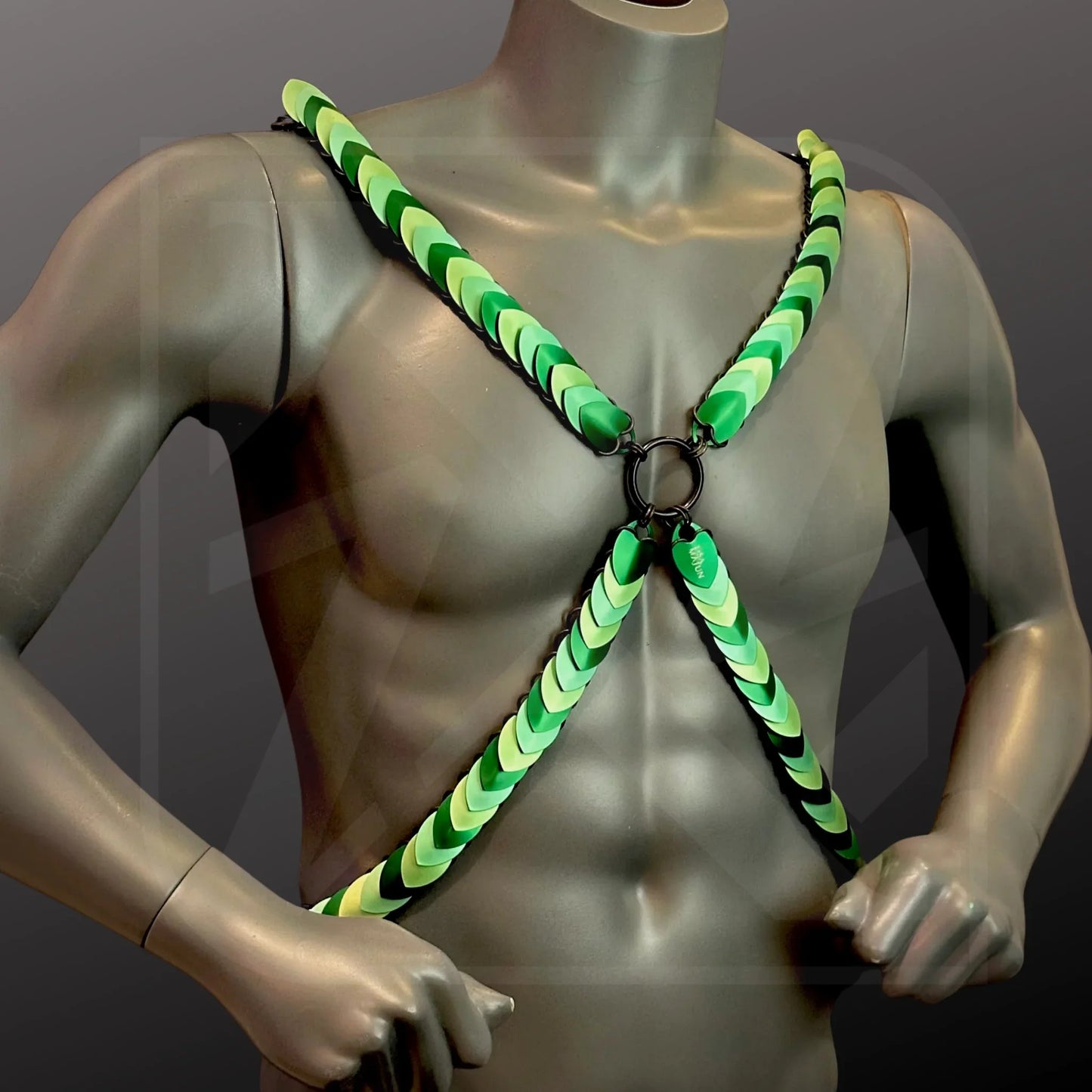 Scalemail Harness in Multicolor, grün und schwarz, ausgefallener Festival-Bodychain, maskulin, auffällig