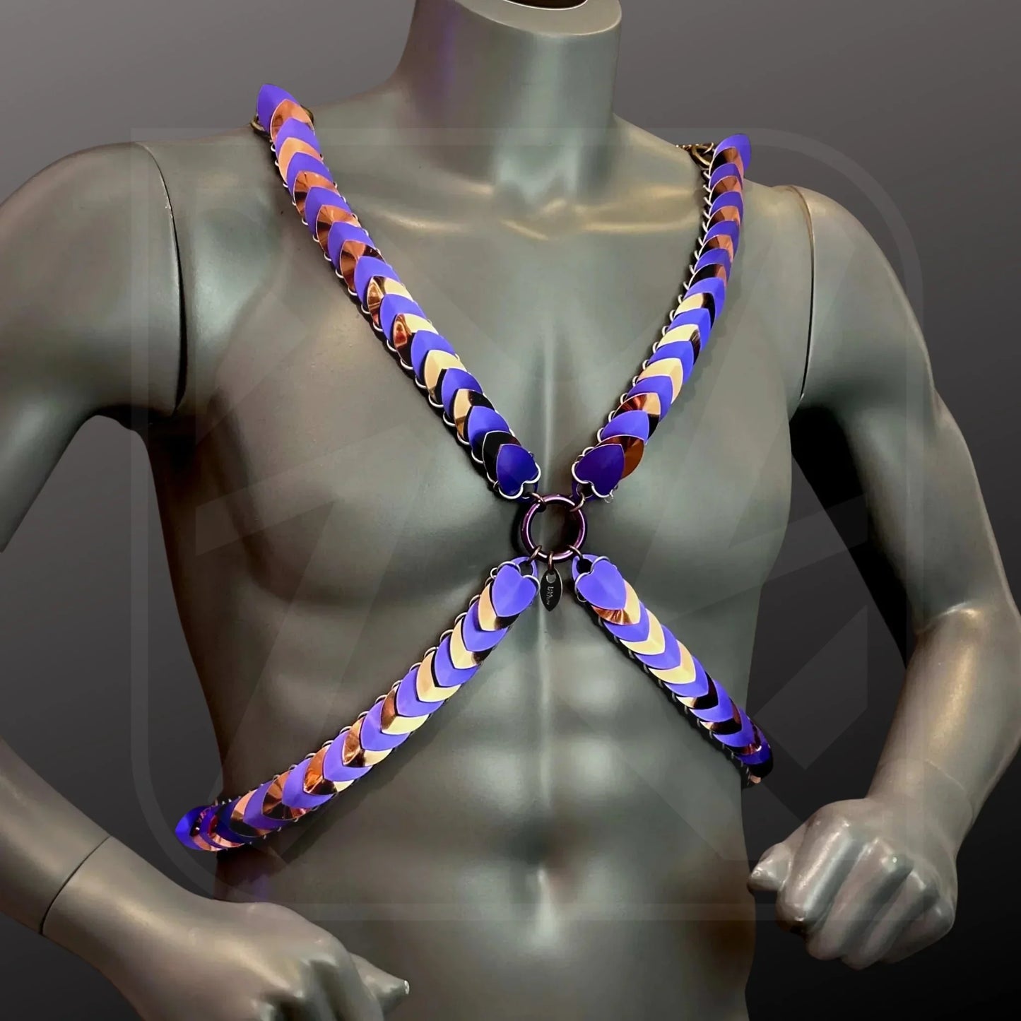 Scalemail Harness Multicolor Edition in V-Form, glänzende Ketten in Lila, Gold und Kupfer, auffälliger und selbstbewusster Look