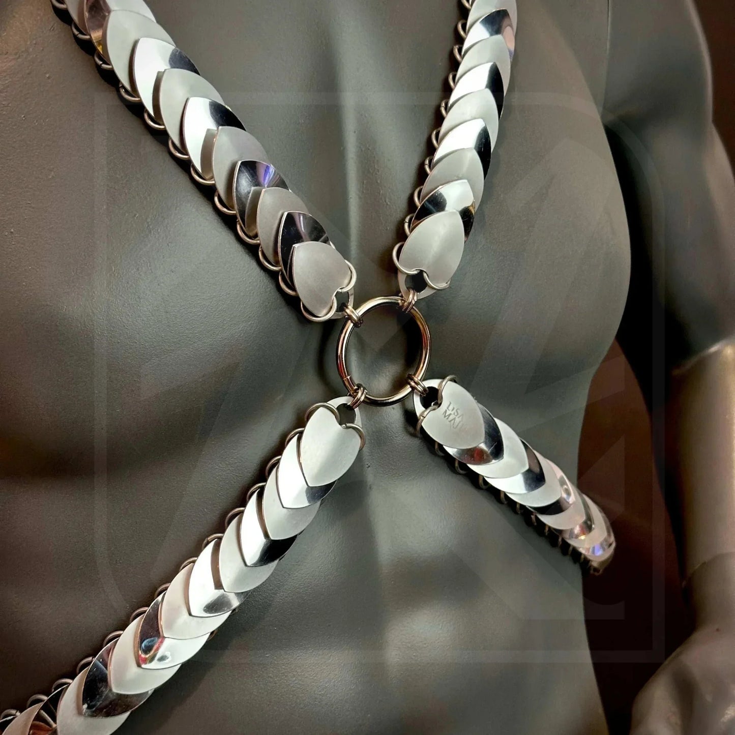 Xenia Harness aus Scalemail, multicolor, glänzend, markanter Bodychain-Stil, edgy und kunstvoll