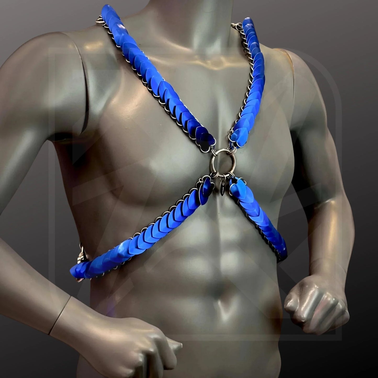 Scalemail Harness aus Ketten, One Color Edition, leuchtendes Blau, moderner Stil, selbstbewusst