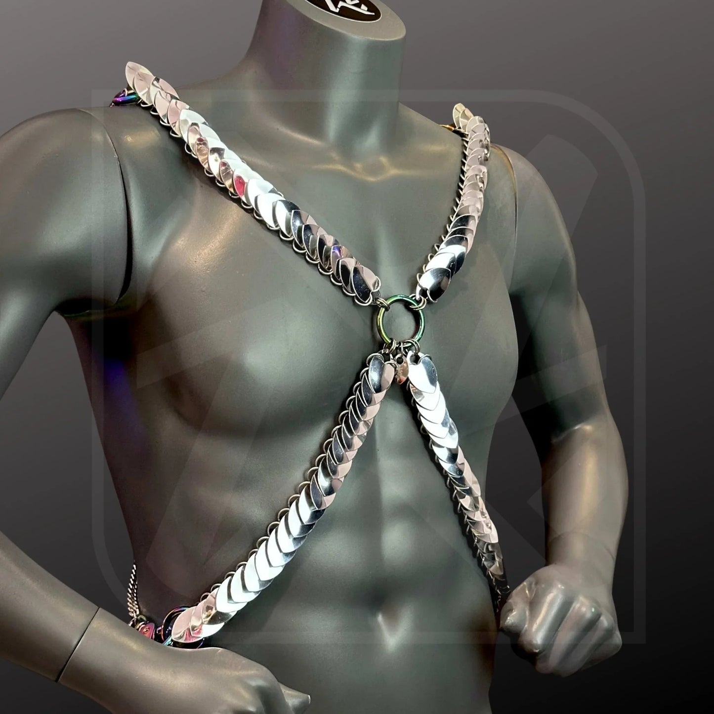 Silberfarbener Scalemail Harness im X-Stil, Metalloptik, futuristisch, kraftvoll, selbstbewusst
