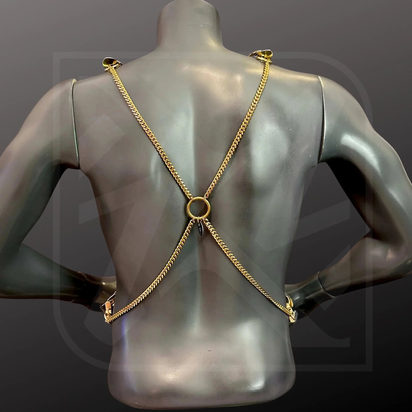 Goldfarbiges Ketten-Harness im One Color Stil, geometrisches Design, edgy und auffällig