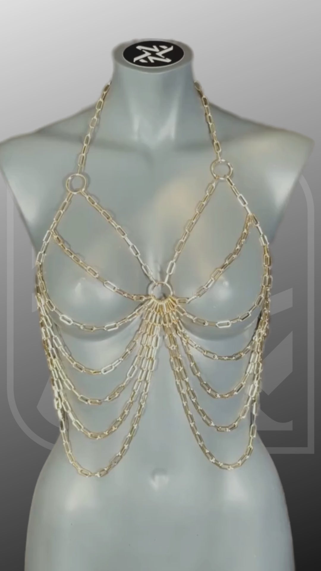 Video von Goldener Bodykette über eine graue Frauen puppe