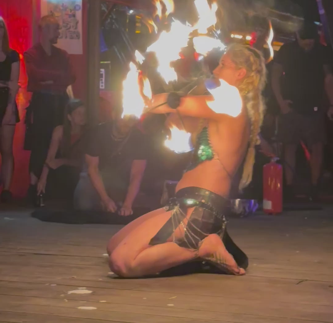 Lisa Majun spinnt fire with dragenstuff 